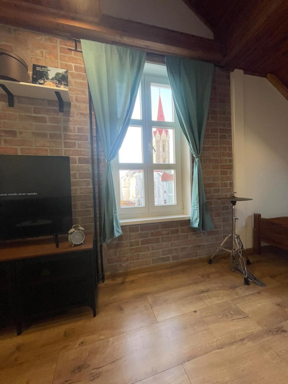 Varady's Large With Private Parking Apartment *